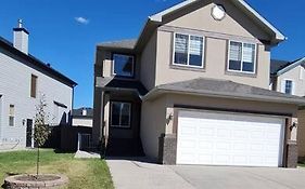 Spacious Comfortable Air-Conditioned. Near Airport!