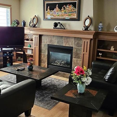 Spacious Comfortable Air-Conditioned. Near Airport! Calgary Exterior photo