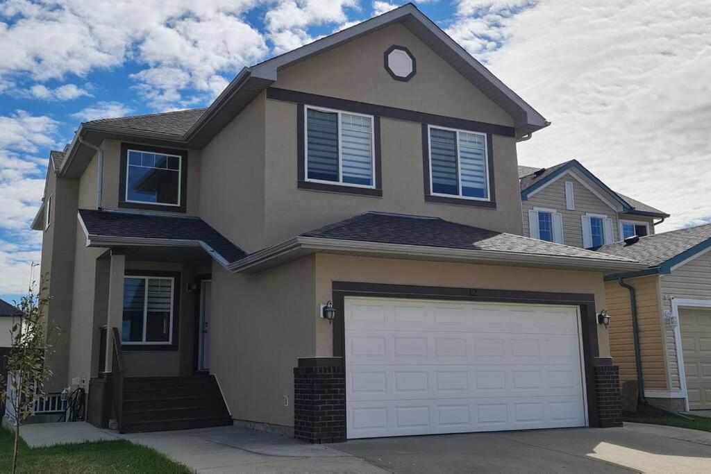 Spacious Comfortable Air-Conditioned. Near Airport! Calgary Exterior photo