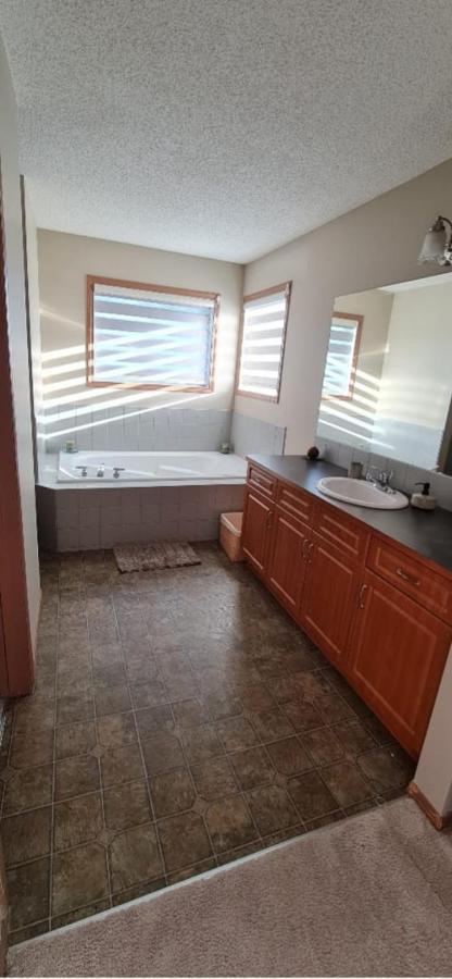 Spacious Comfortable Air-Conditioned. Near Airport! Calgary Exterior photo