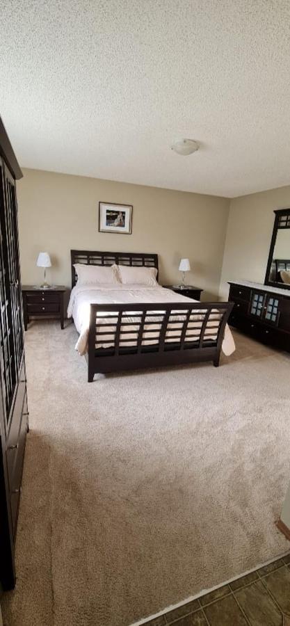 Spacious Comfortable Air-Conditioned. Near Airport! Calgary Exterior photo