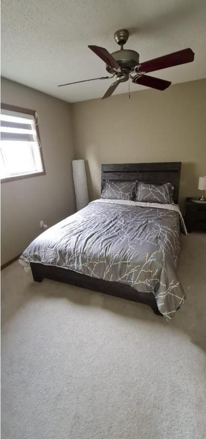 Spacious Comfortable Air-Conditioned. Near Airport! Calgary Exterior photo