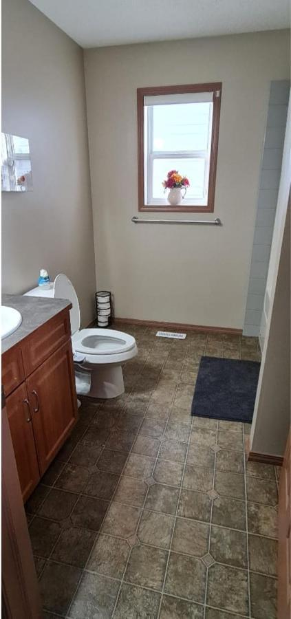 Spacious Comfortable Air-Conditioned. Near Airport! Calgary Exterior photo