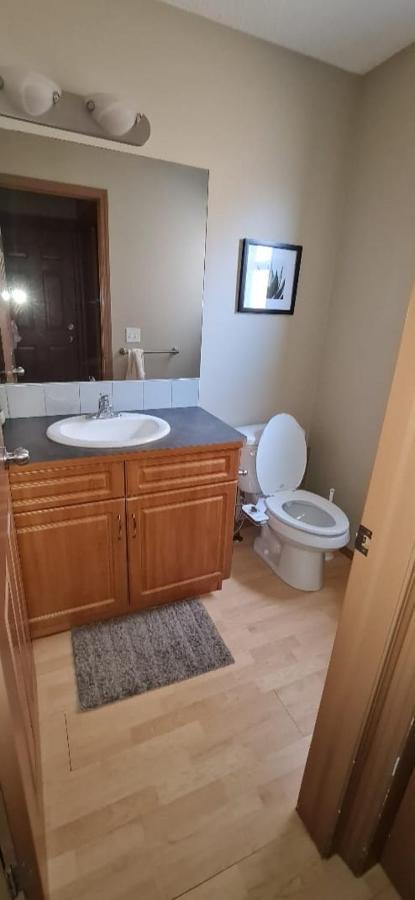 Spacious Comfortable Air-Conditioned. Near Airport! Calgary Exterior photo
