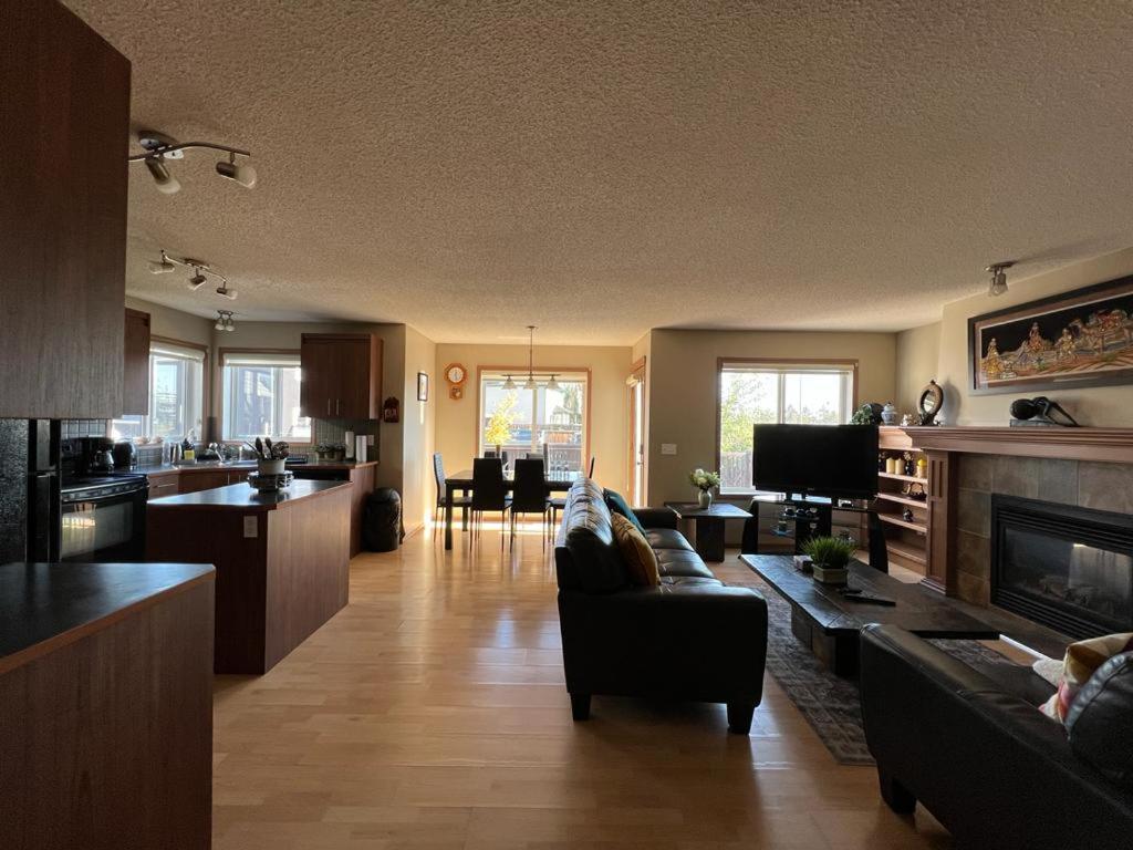 Spacious Comfortable Air-Conditioned. Near Airport! Calgary Exterior photo